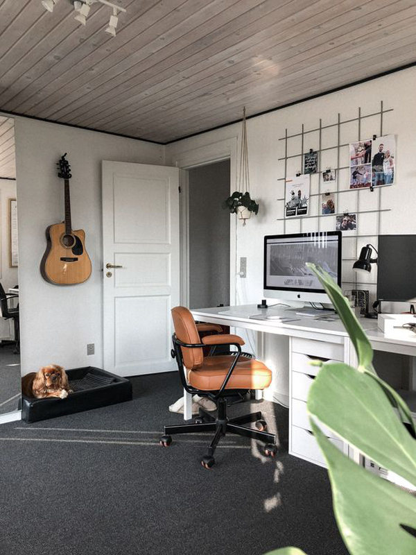 minimalist-home-office-design-with-guitar-hanging-wall