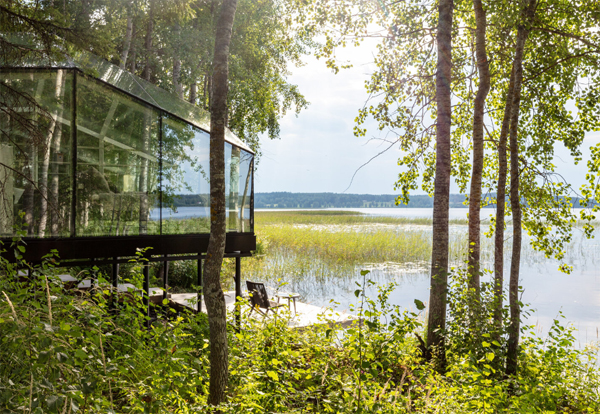 mirrored-glass-cabin-with-nature-surroundings