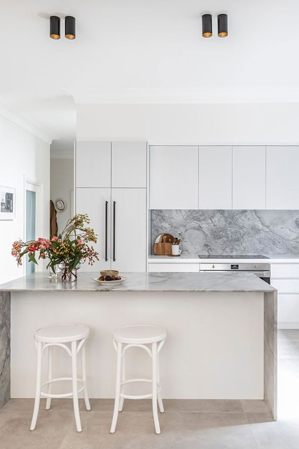 modern-white-marble-kitchen-backsplash