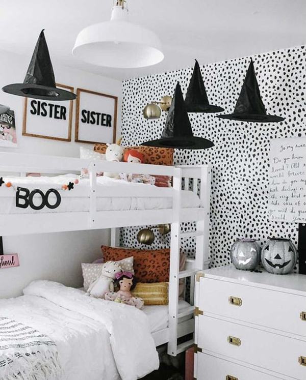 cute-halloween-little-girl-bunk-bed-with-hanging-witch-hats