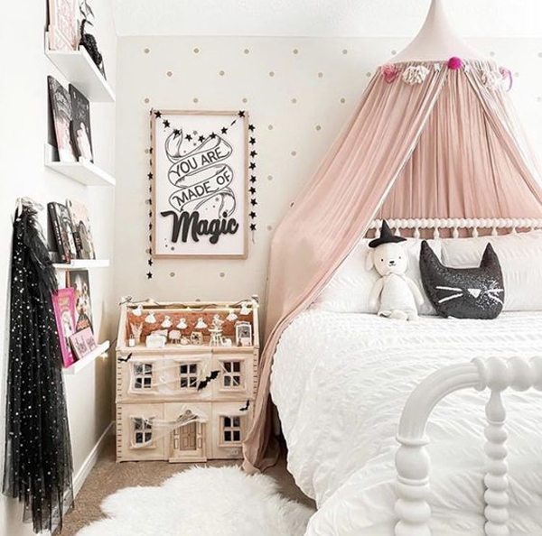 cute-kids-halloween-bedroom-decor-with-canopy-and-ghost-doll-house