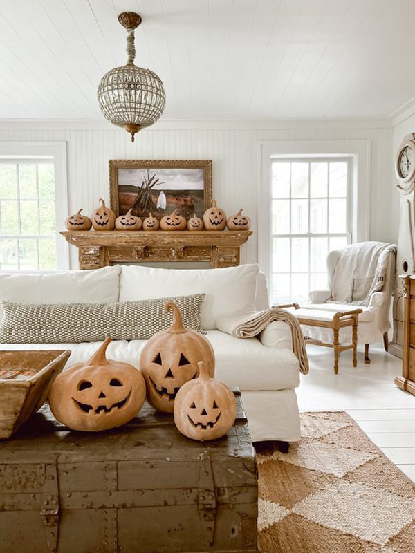 farmhouse-style-halloween-living-room-decor-with-terracota-pumpkins