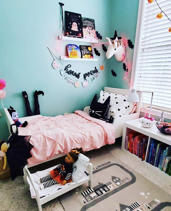 little-girl-halloween-bedroom-with-unicorn