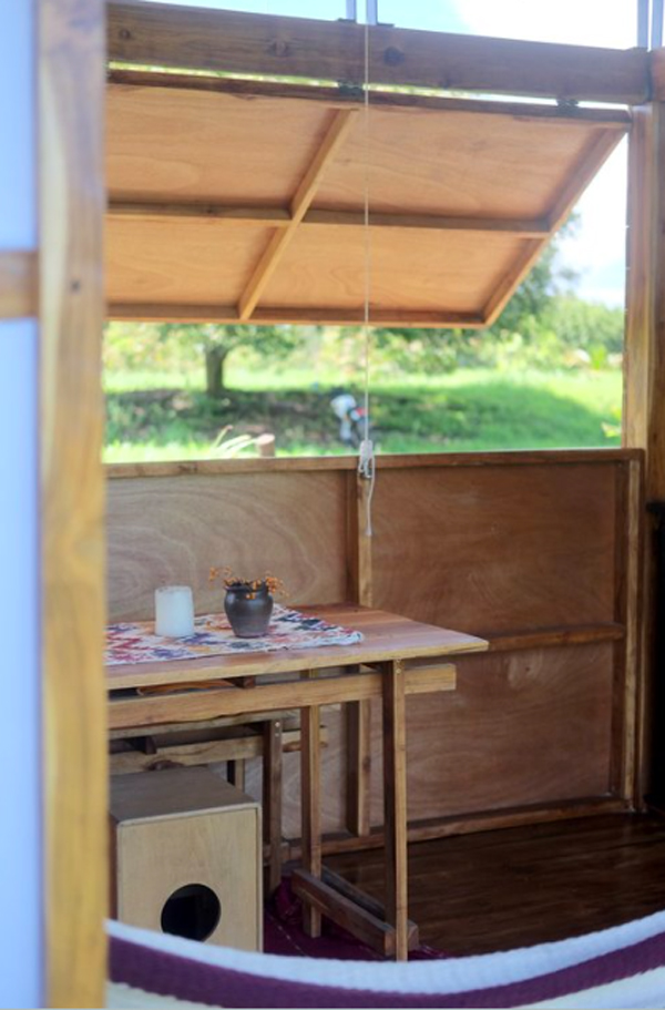 simple-camper-workspace-design-with-open-concept