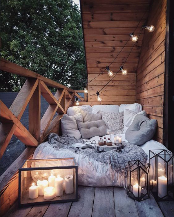 cozy-outdoor-balcony-bed-with-string-lights