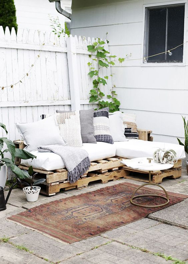 diy-pallet-bed-design-for-backyard