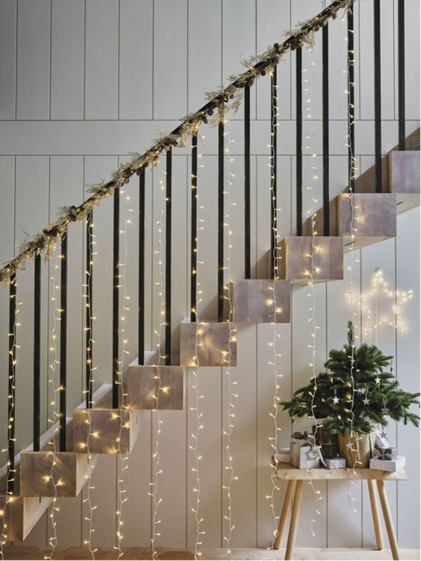 amazing-christmas-staircase-with-fairy-lights
