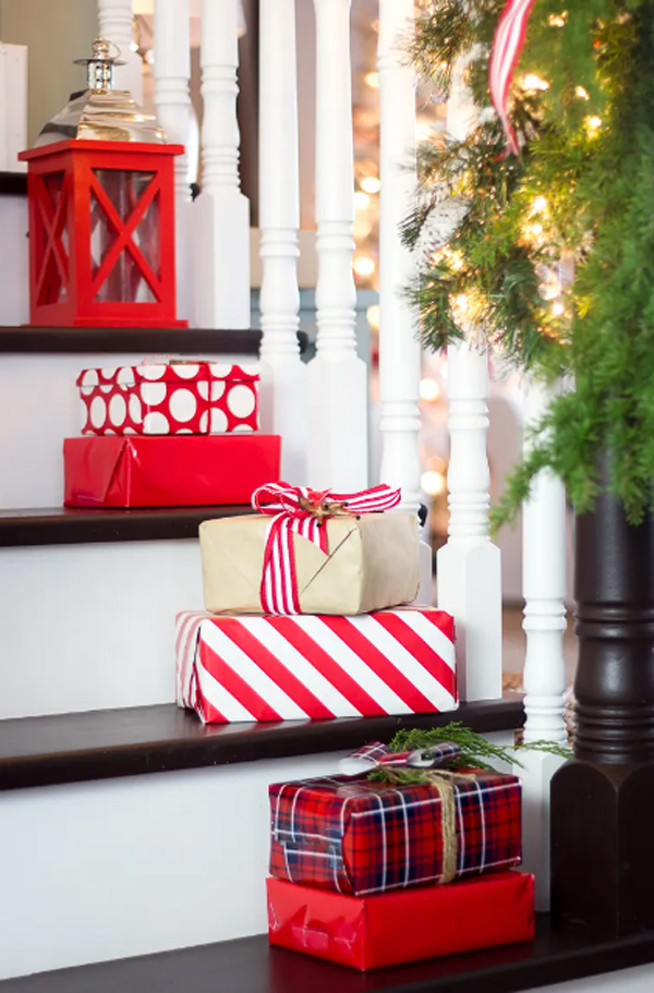 beautiful-christmas-stairs-with-gift