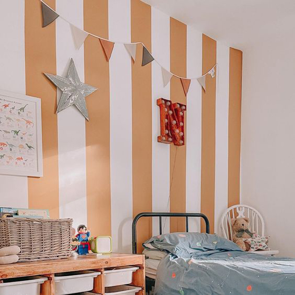 brown-stripes-kids-wall-room