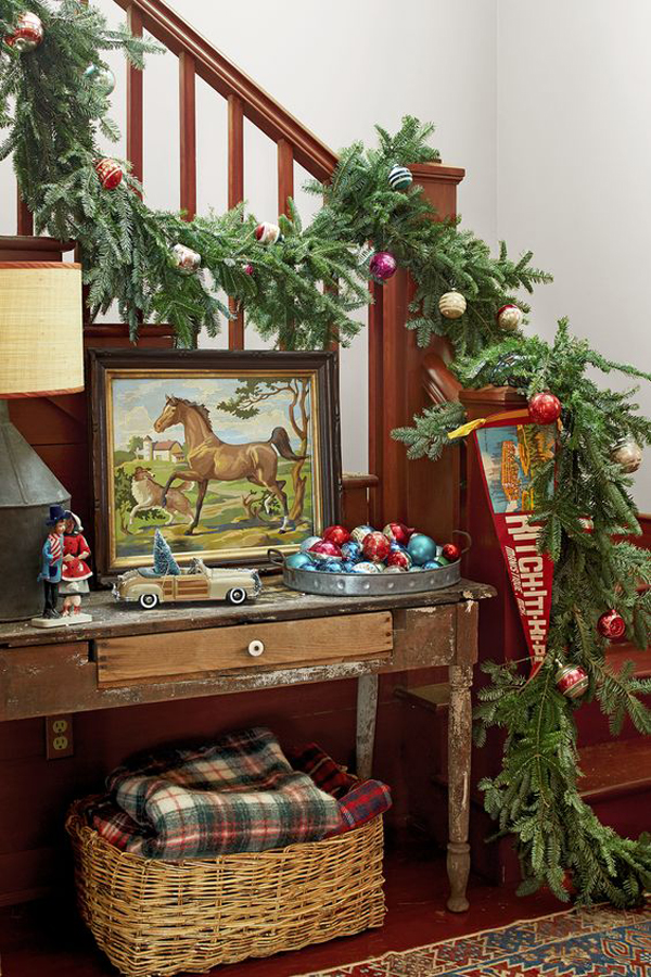 classic-christmas-staircase-decorations
