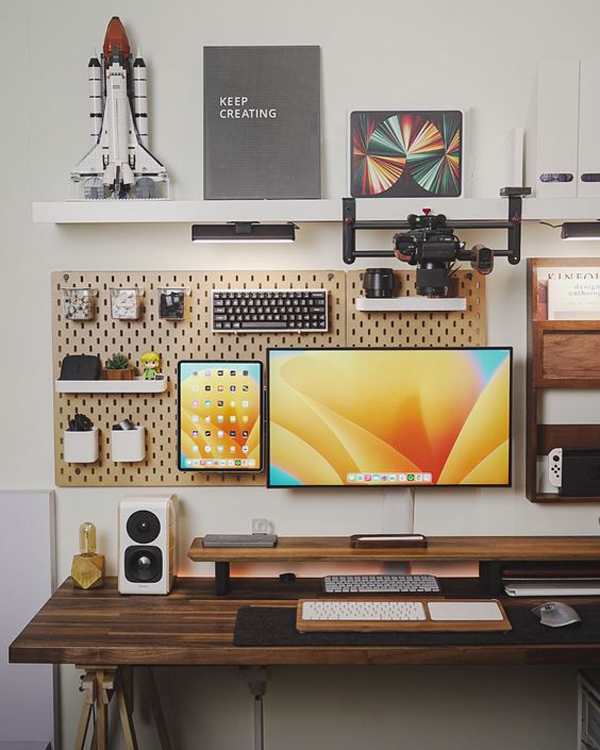 cool-gaming-desk-setup-with-shelf