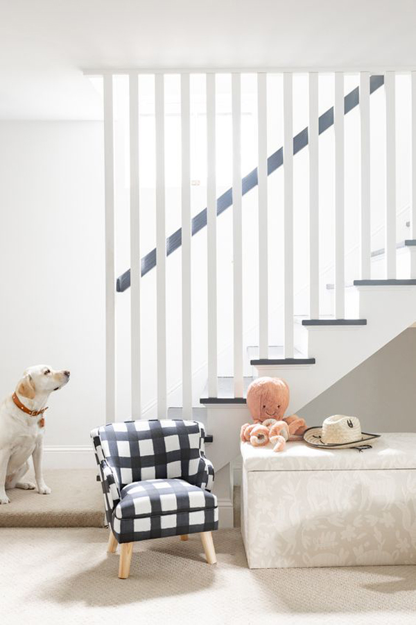 cute-staircase-design-with-wooden-railing