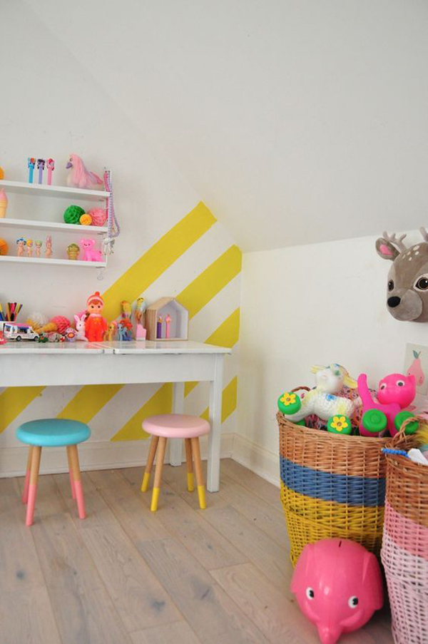 kids-desk-with-yellow-stripes-wall
