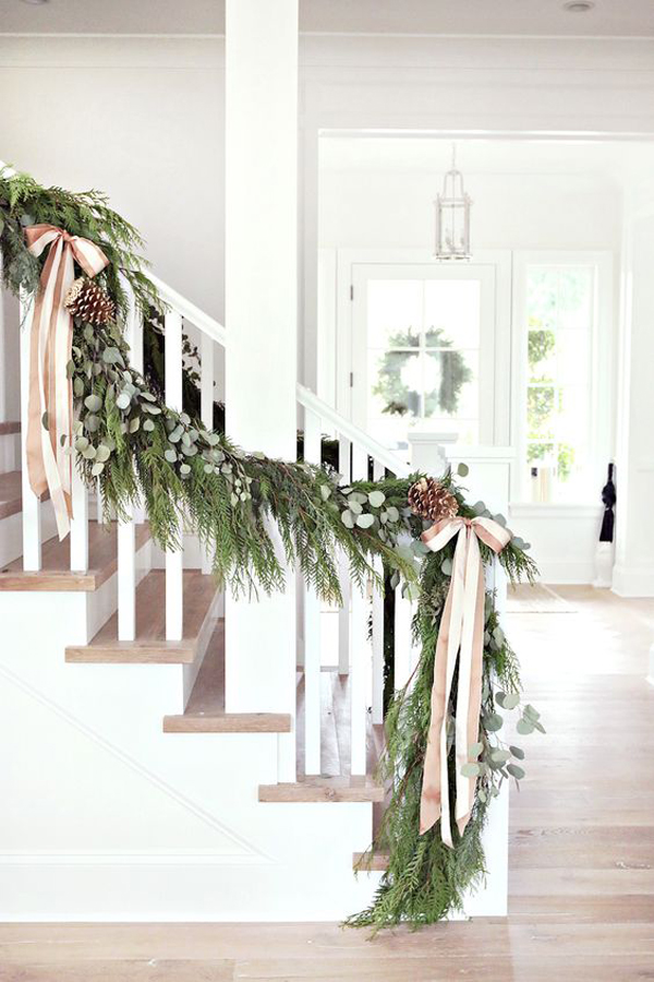 minimalist-christmas-staircase-decor-ideas