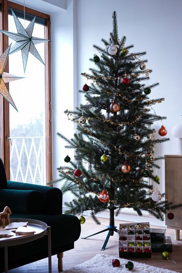 minimalist-christmas-tree-decor-with-hanging-star