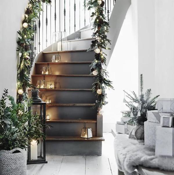 scandinavian-christmas-staircase-design
