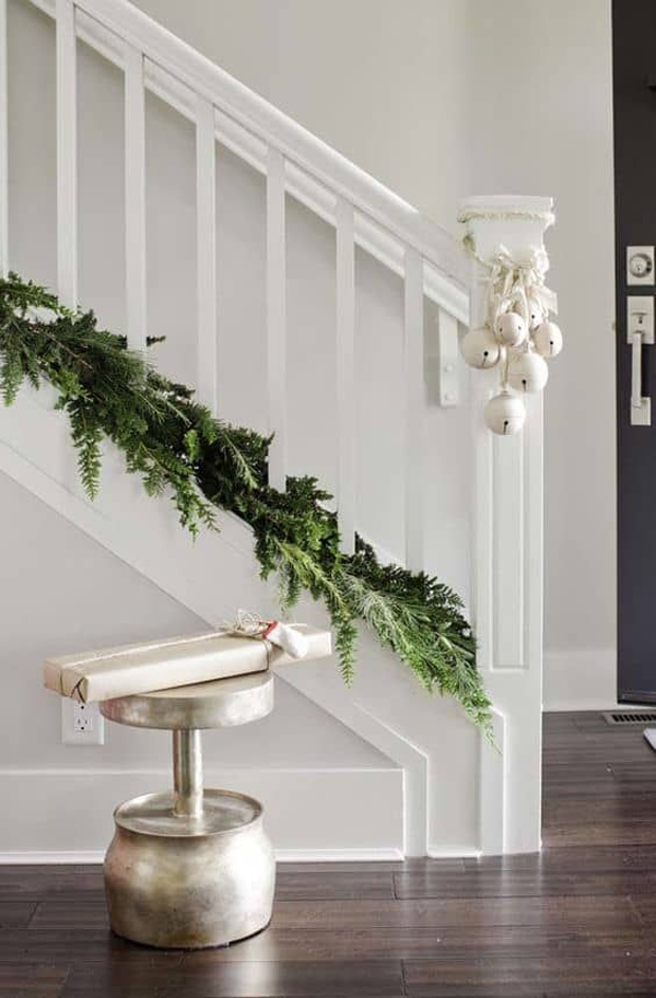 simple-christmas-stairs-decor-for-last-minute