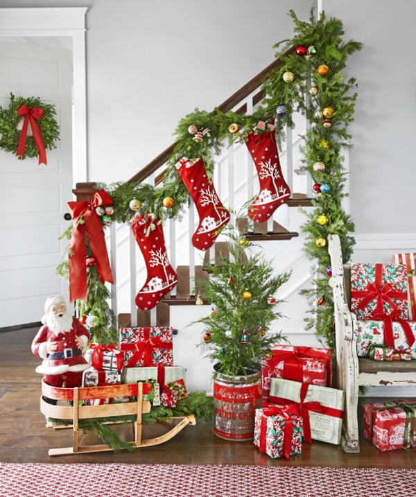 vintage-red-and-green-christmas-stairs