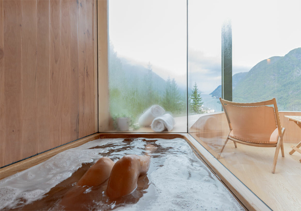 wooden-cabin-bathtub-with-a-view