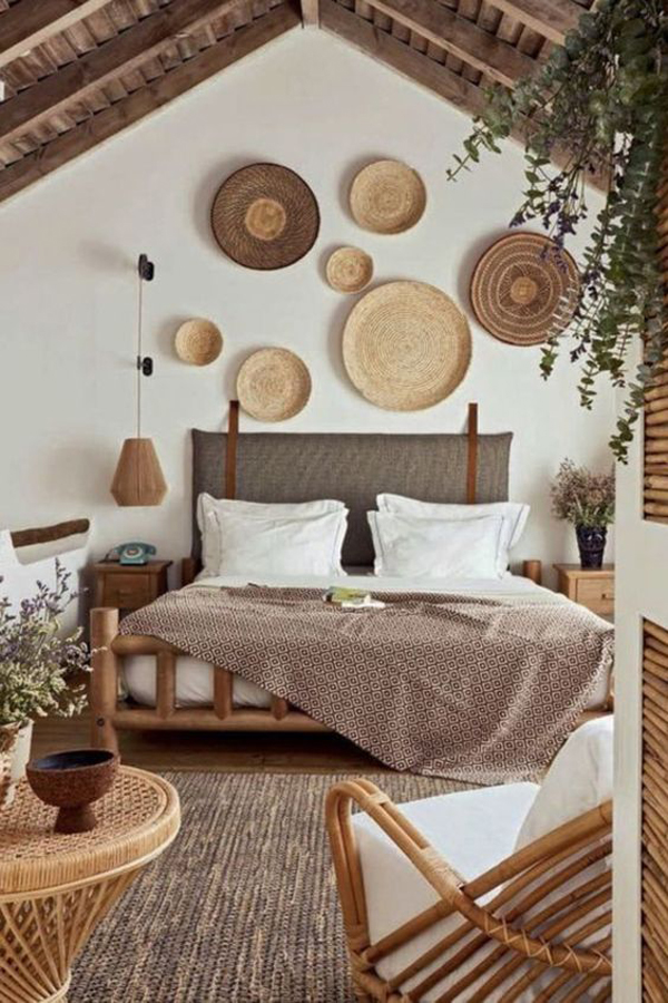 aesthetic-balinese-bedroom-with-basket-wall-decor